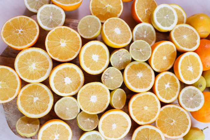 Orangen und Zitronen für Kurkuma-Ingwer-Shots