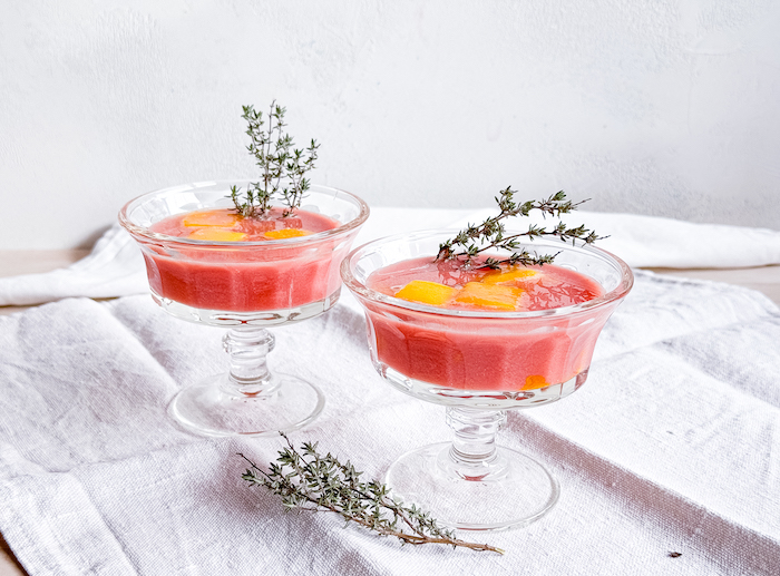 Granatapfel-Mochtails mit Kurkuma-Ingwer-Eiswürfeln