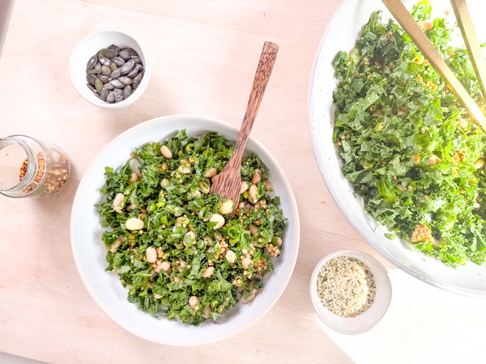 Grünkohlsalat mit Buchweizencrunchy