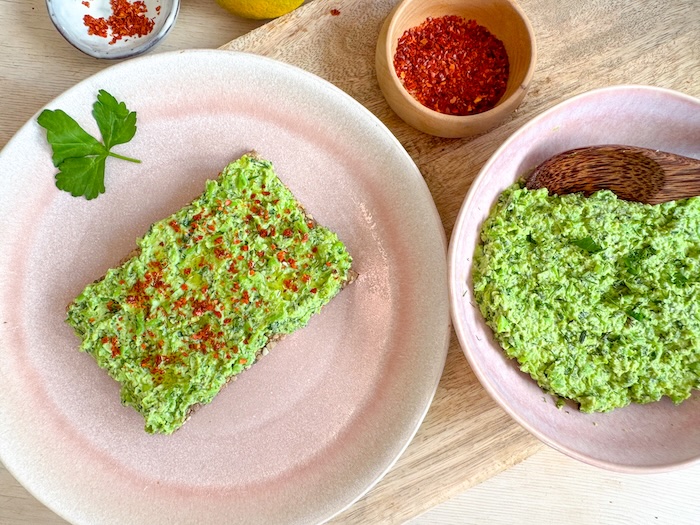 Erbsenaufstrich mit frischen Kräutern