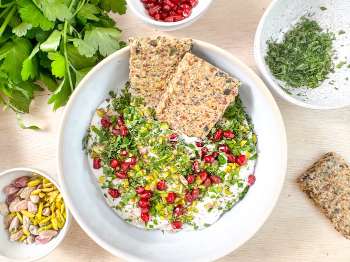 Joghurt-Dip mit Pistazie und Granatapfel