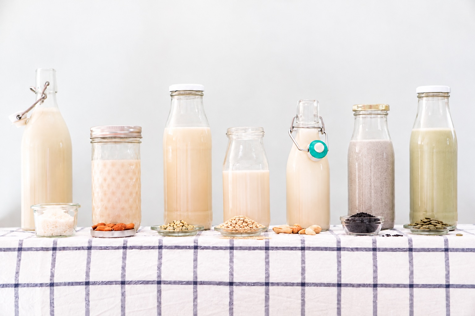 Pflanzenmilch mit passenden Zutaten